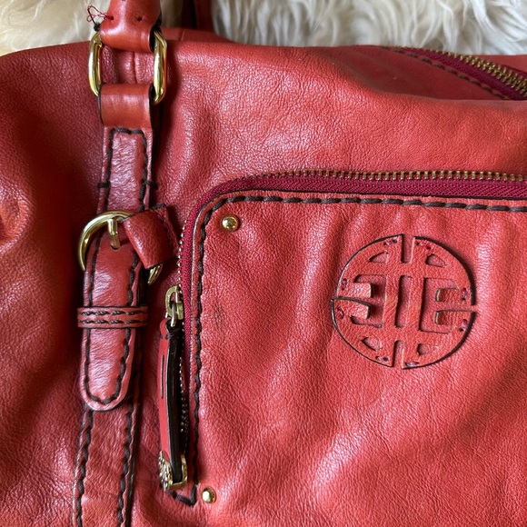 Red leather Antonio Melani large zippered satchel handbag - Picture 4 of 10